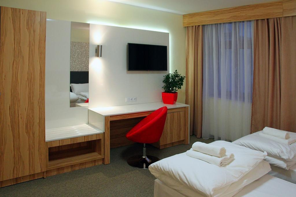 Hotel Przy Baszcie Legnica Buitenkant foto
